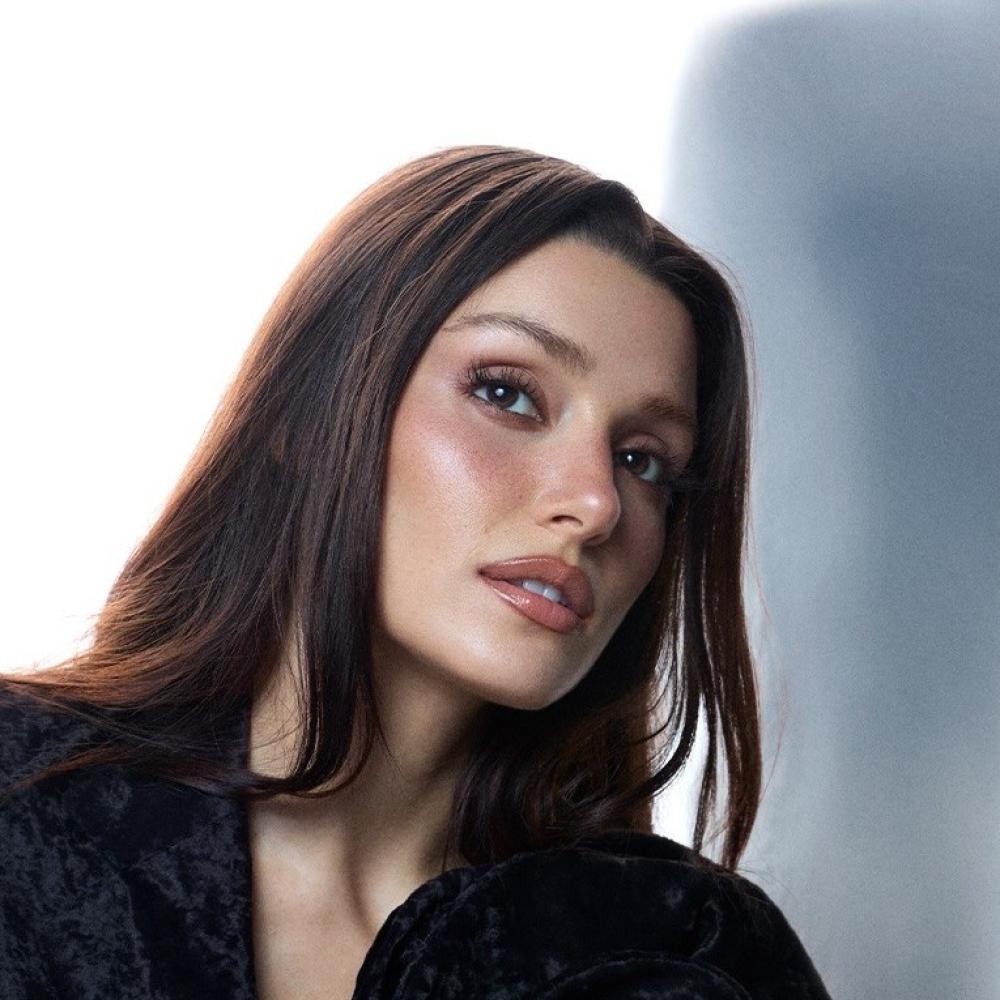 تبدأ هاندا أرتشيل يومها بشرب الماء كخطوة أساسية