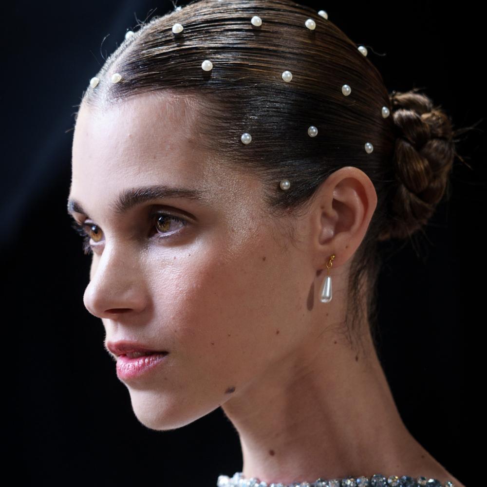  تسريحات شعر الكعكة مع اللؤلؤ من دار Zuhair Murad