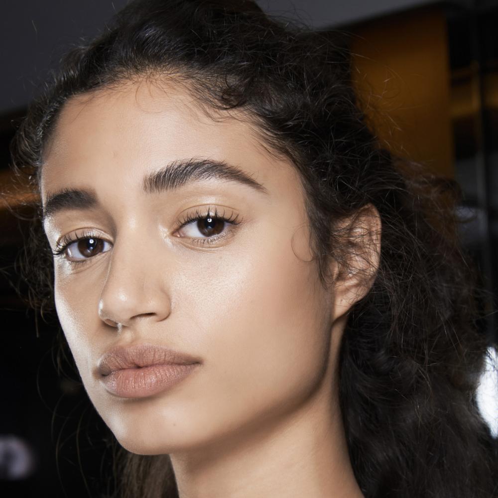 الضوء الأزرق من هاتفكِ يُؤثر على بشرتكِ فكيف تحمي نفسك؟