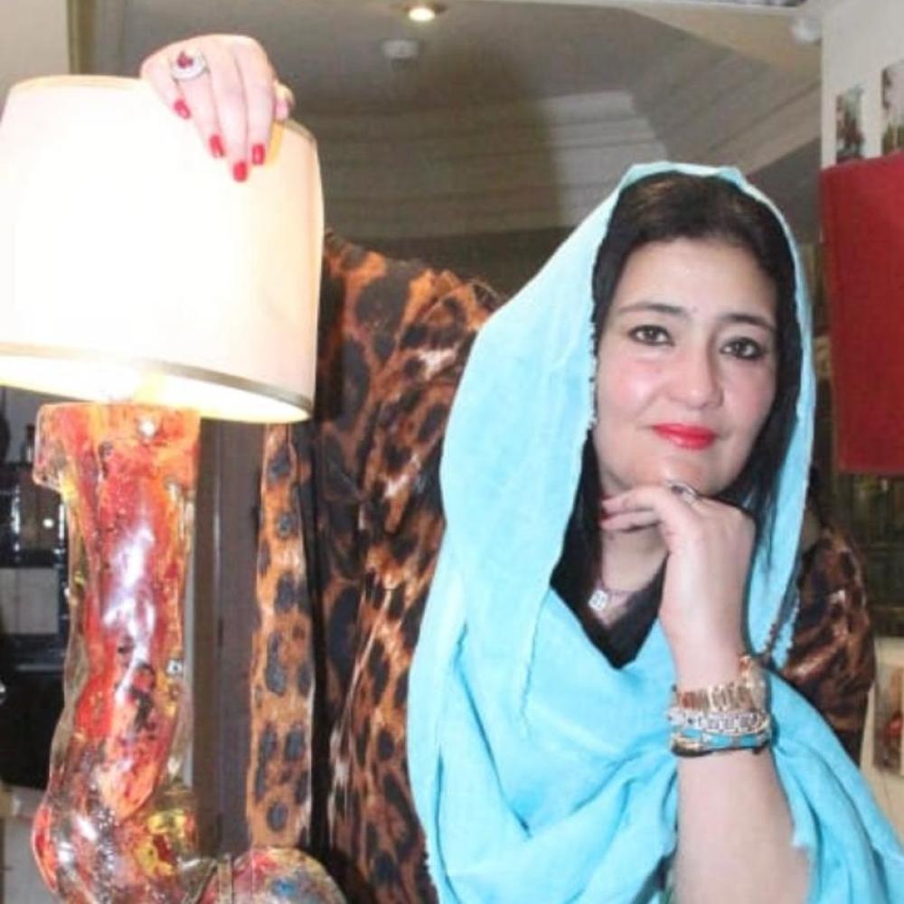 الفنانة التشكيلية السعودية شاليمار شربتلي لـ هي: الفن… لغة الإنسان ... وهوية الوطن