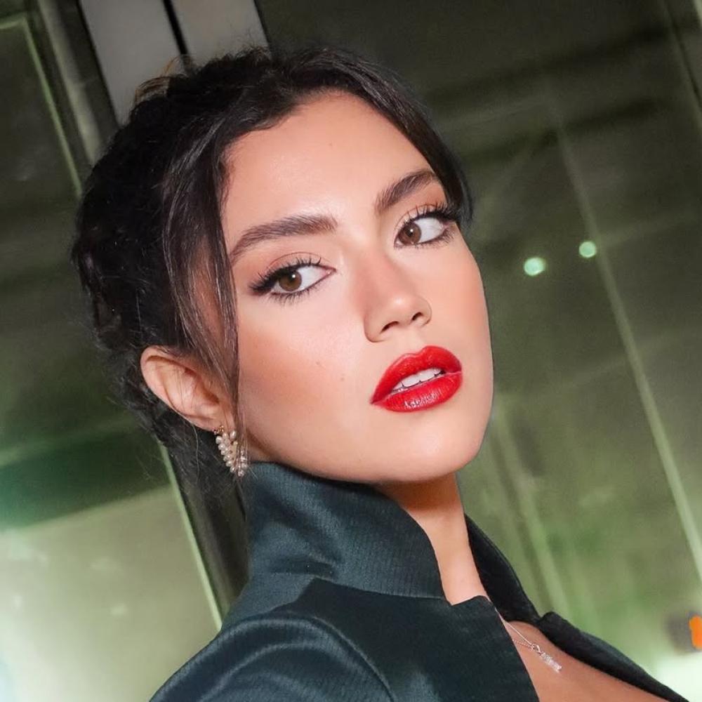 ستيفاني عطالله ضمن أجمل 100 وجه في العالم.. إليكِ أسرار مكياجها وتسريحاتها