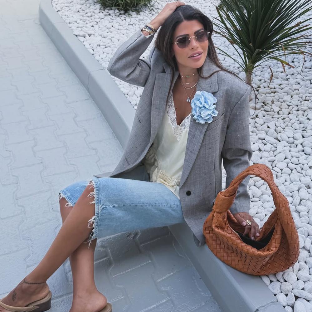 نسقي الجينز بأساليب مختلفة من النهار إلى المساء على خطى العنود بدر