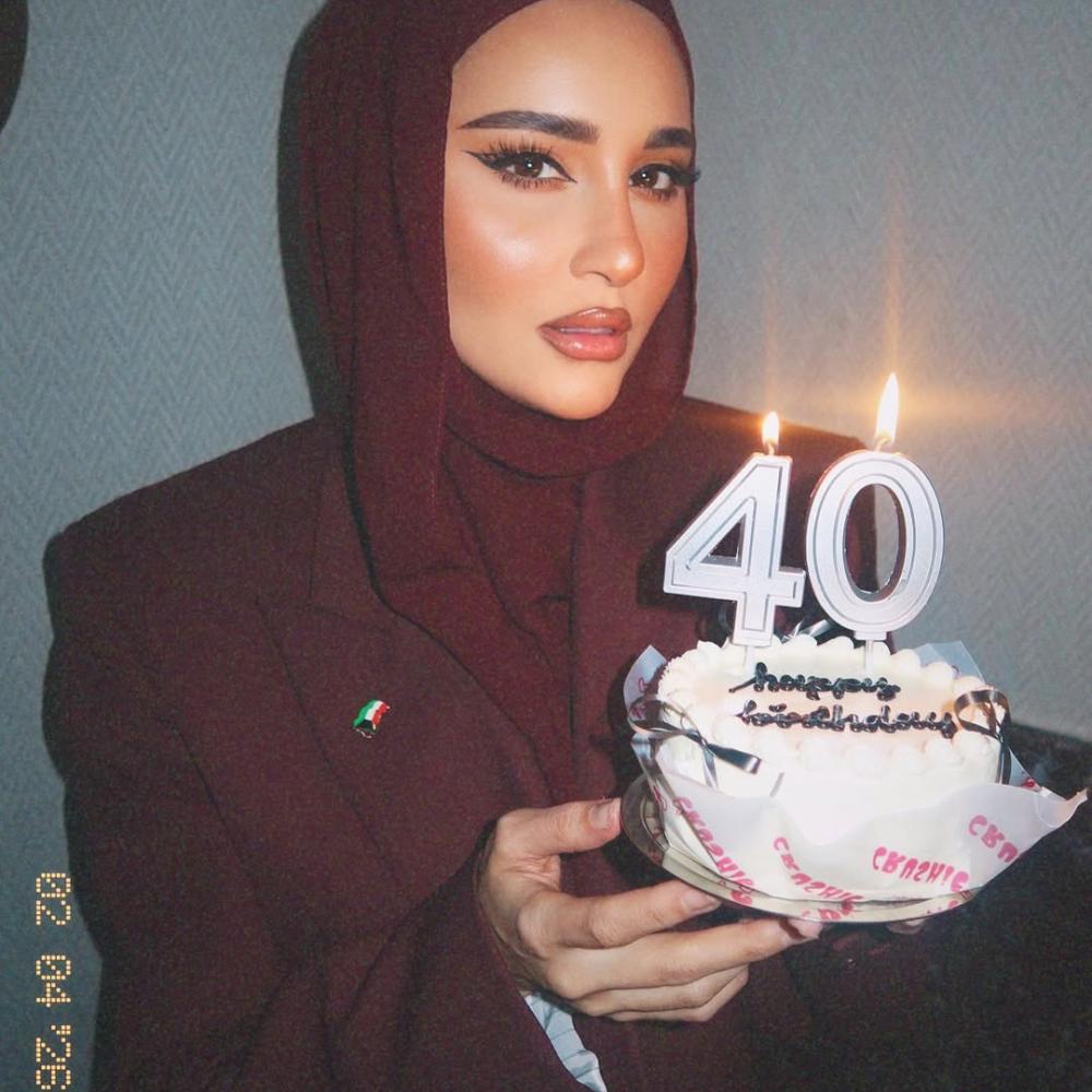 إطلالات دلال الدوب في عيد ميلادها الـ40: أناقة محتشمة بلمسة عصرية من المونوكروم إلى البرغندي