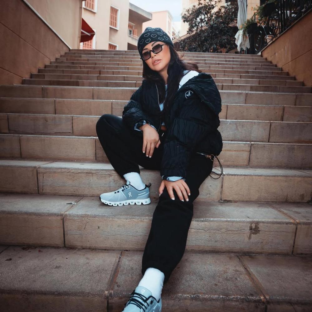 إطلالات كاجوال مريحة من أحدث ظهور للنجمات… ستايل عملي يواكب إيقاع الحياة السريعة