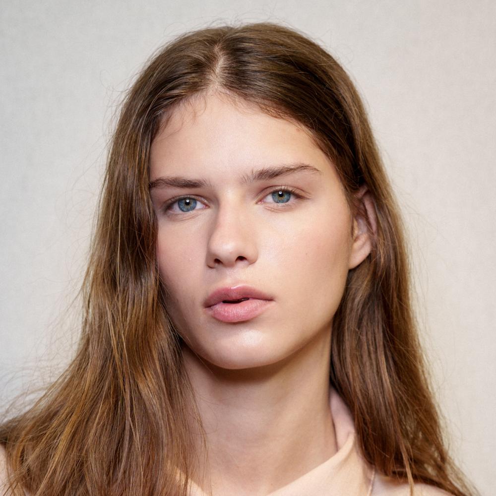 عيون مشرقة وخالية من الهالات مع الكريمات والسيروم