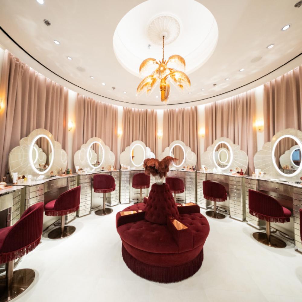 Charlotte Tilbury تطلق خدمات تجميل مجانية في الشرق الأوسط لتعزيز العناية الذاتية والثقة بالنفس