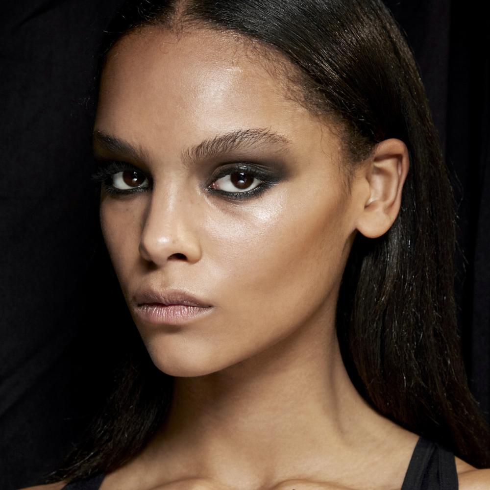 وداعاً لبقايا المكياج… حلول طبيعية تمنحك بشرة صافية