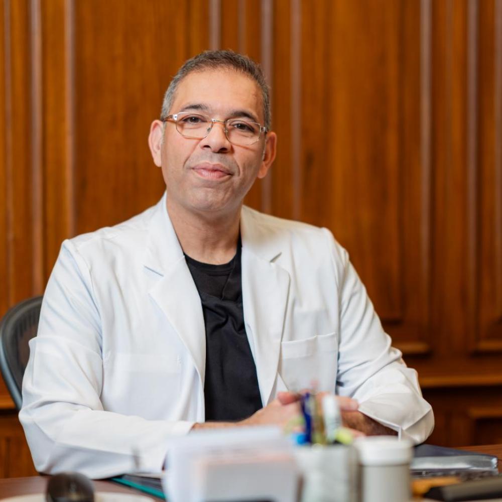 الدكتور عمرو الأركوبي – خبير في جراحة التجميل والترميم