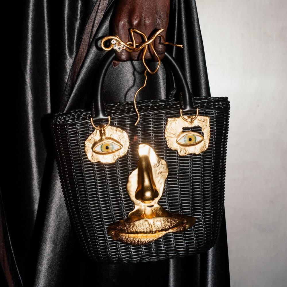 Schiaparelli‏ تُعيد ابتكار الجلد لمجموعة ربيع وصيف 2026‏