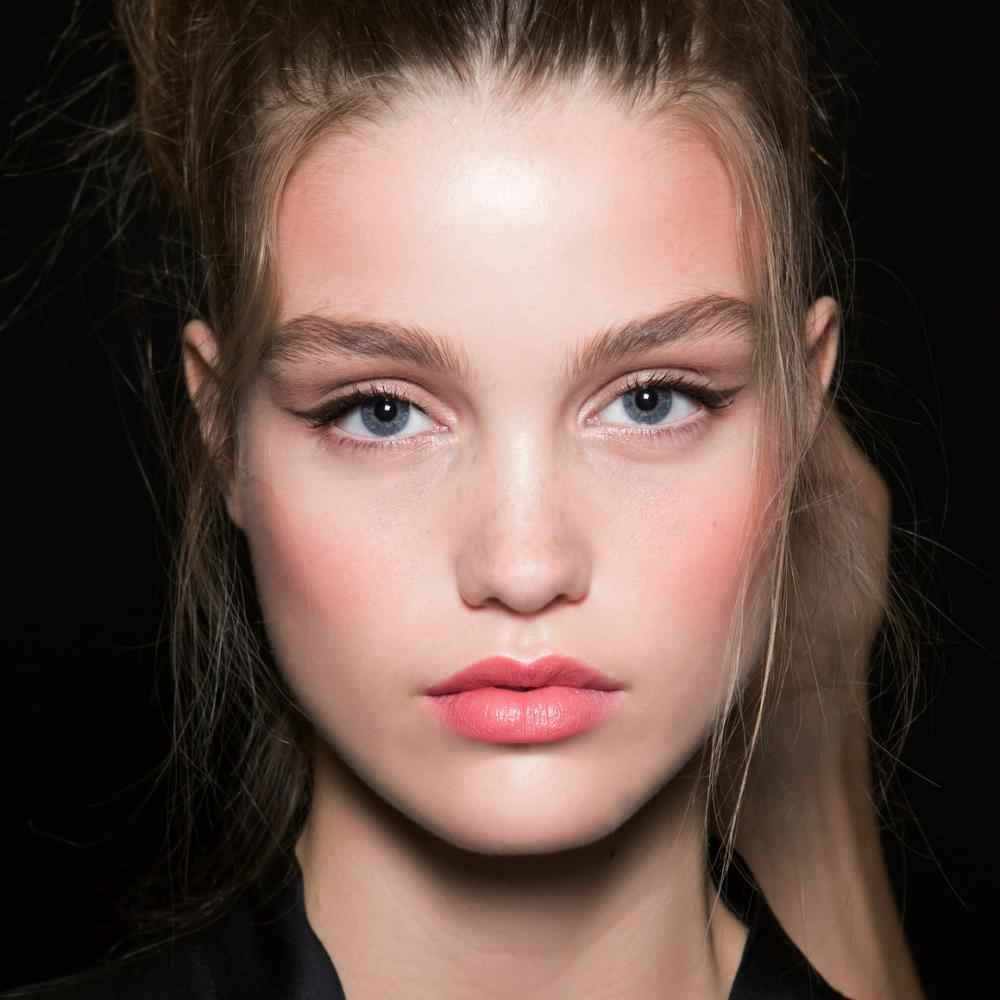 كيف تحافظين على نضارة بشرتك يومياً؟ أسرار شد البشرة والعناية بالعين والشعر