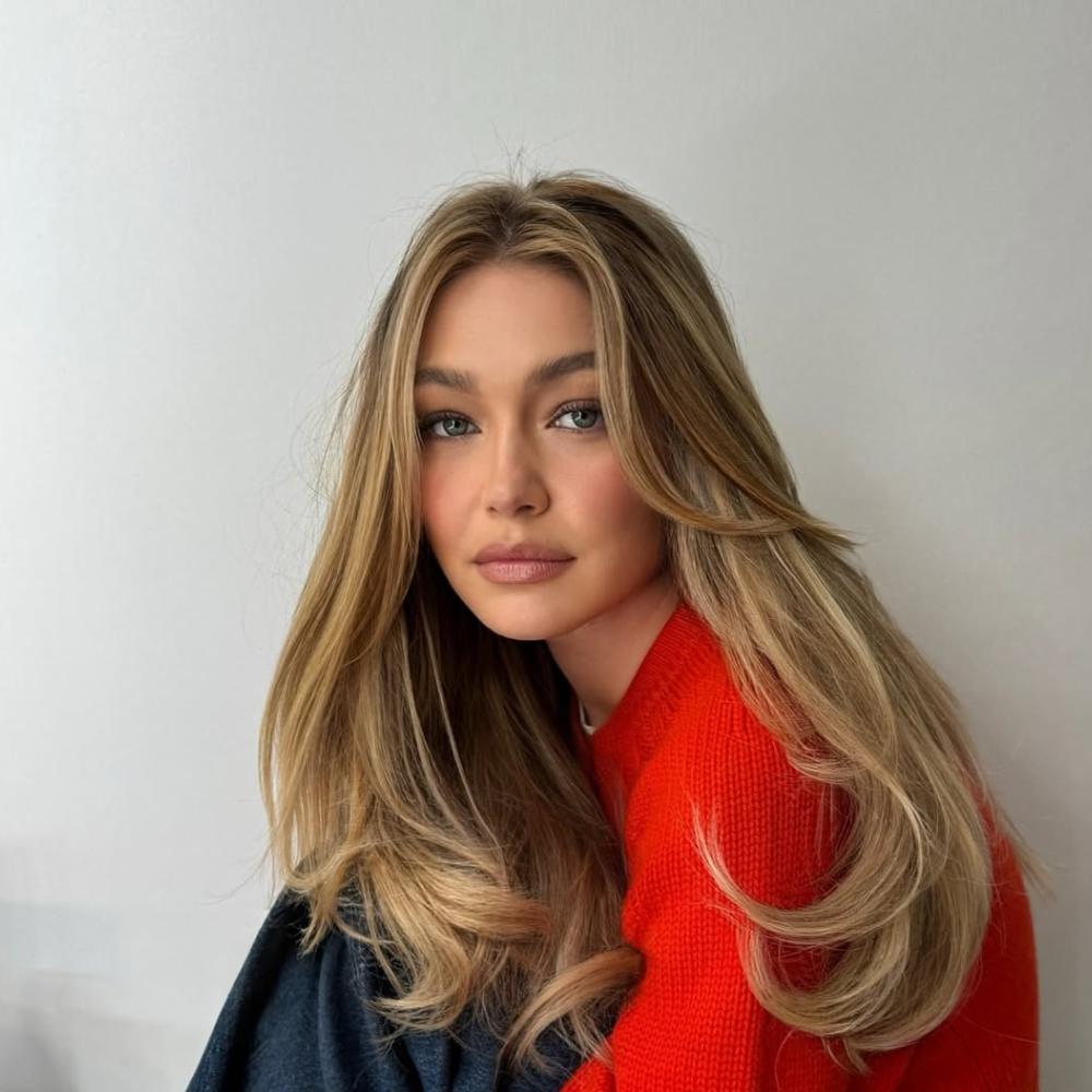 جيجي حديد تتصدّر صيحات الجمال بصبغات الشعر الأشقر في الربيع