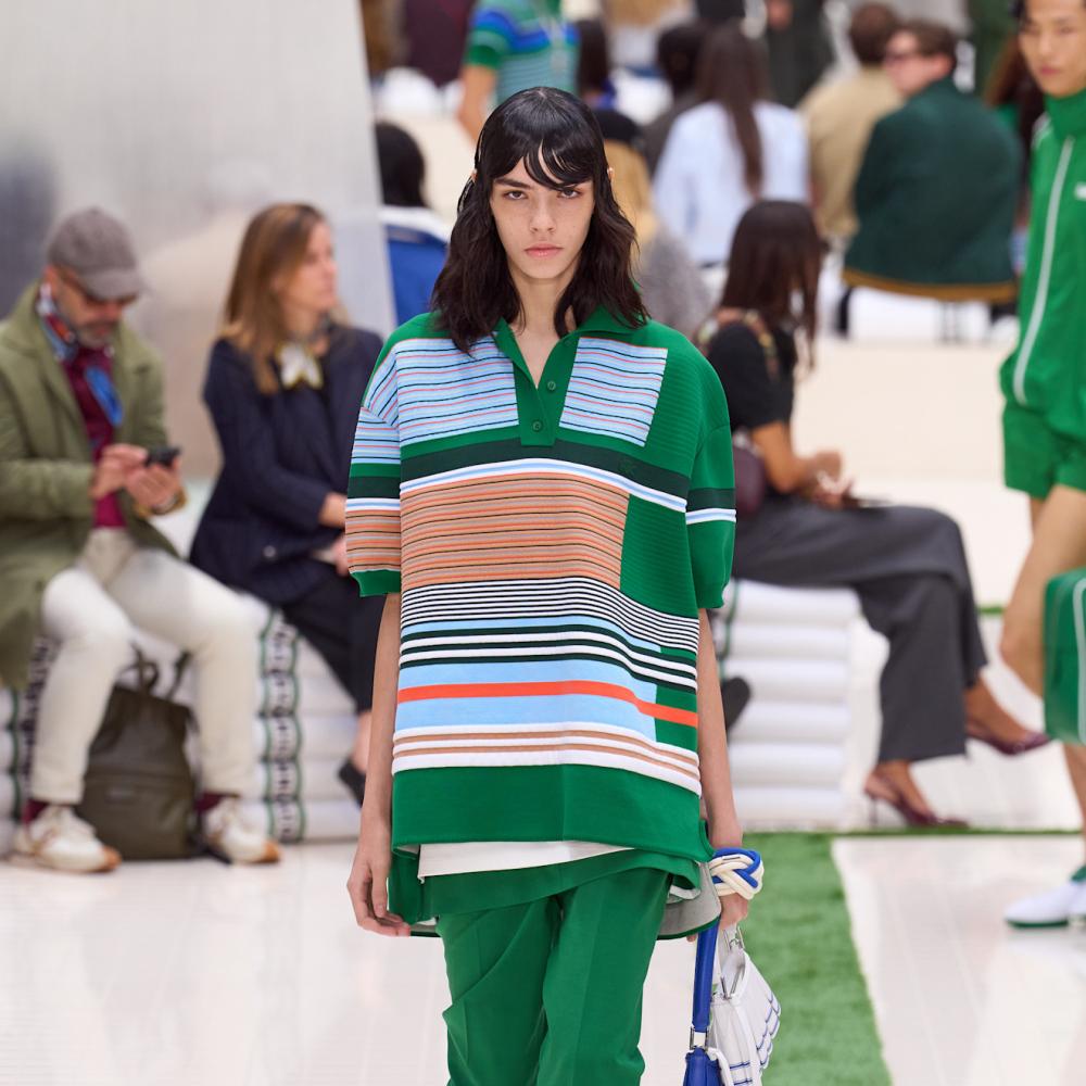 تنسيق تيشرت البولو من Lacoste 