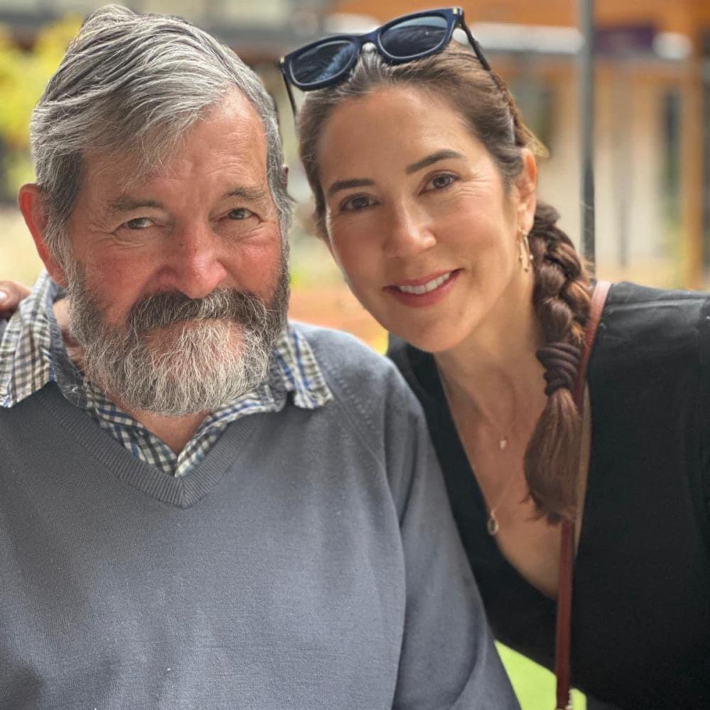 ملكة الدانمارك تنعي والدها البروفيسور جون دونالدسون