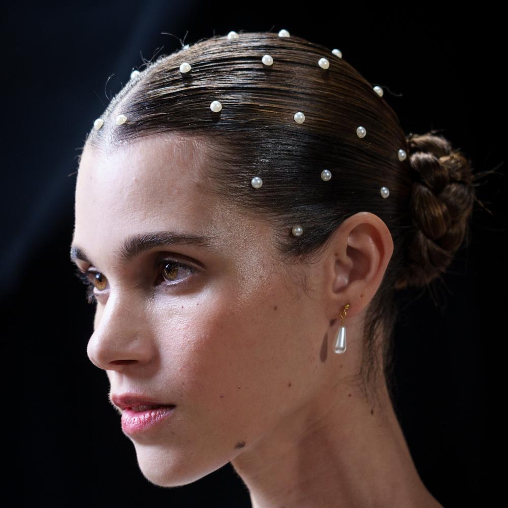 أكسسوارات شعر ملفتة مع تسريحات الشعر العصرية هذا الربيع