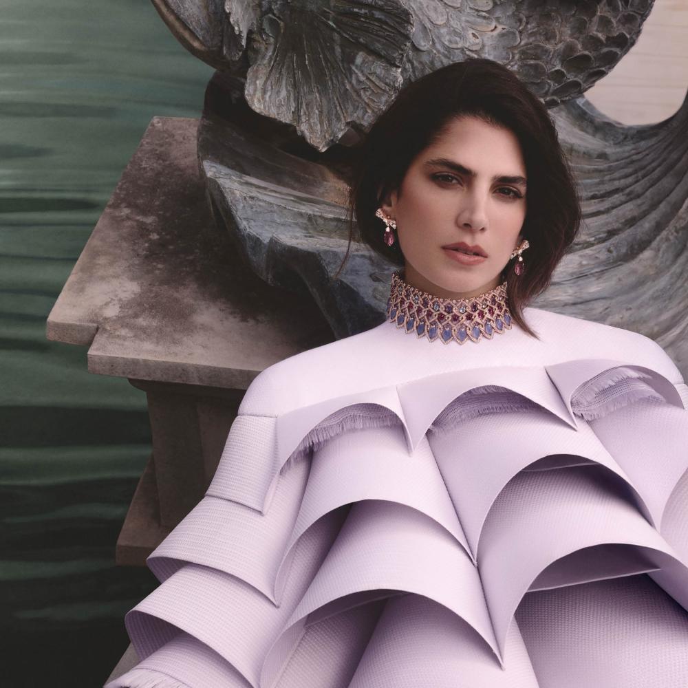 كارمن بصيبص نجمة غلاف "هي" عدد أبريل