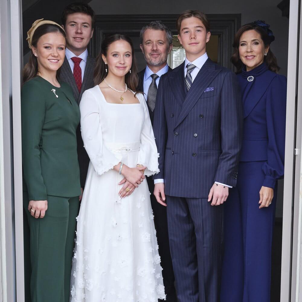 الملكة ماري تقود عائلتها في يوم تاريخي