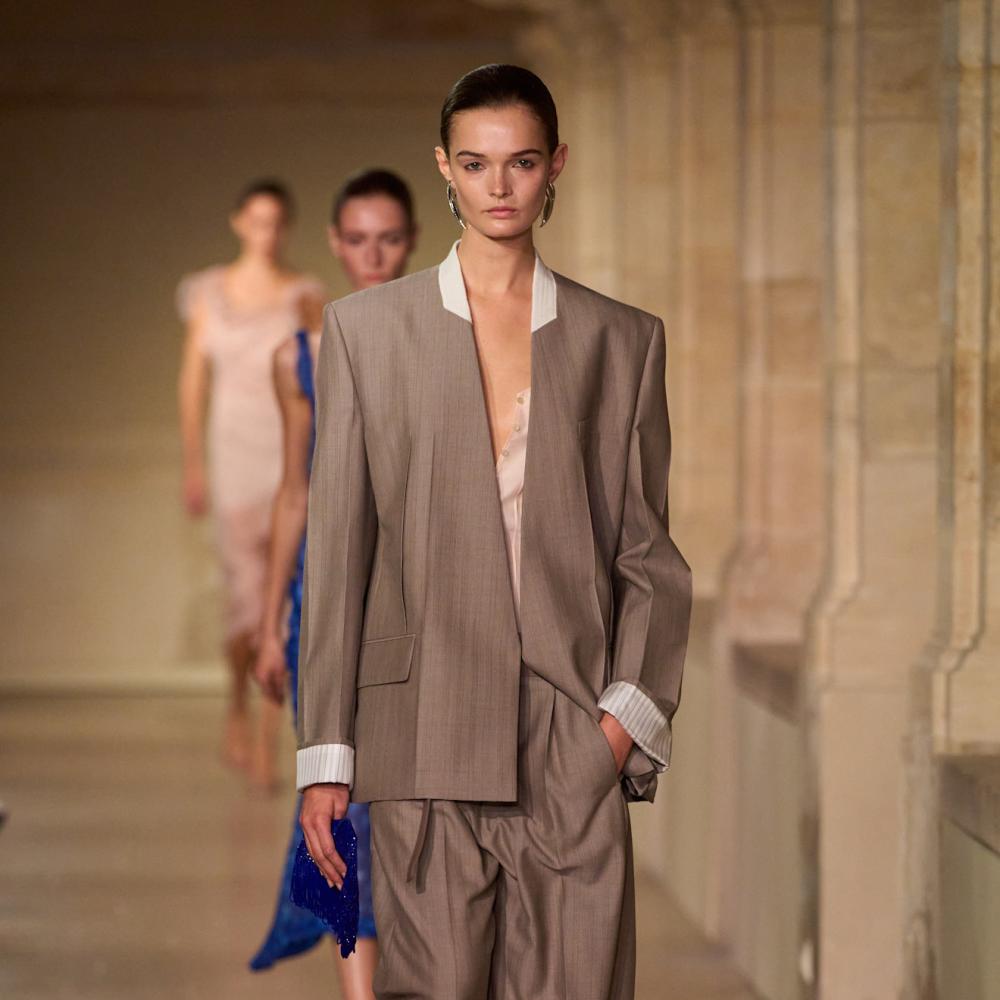 تنسيق بلايزر أنيق من Victoria Beckham 