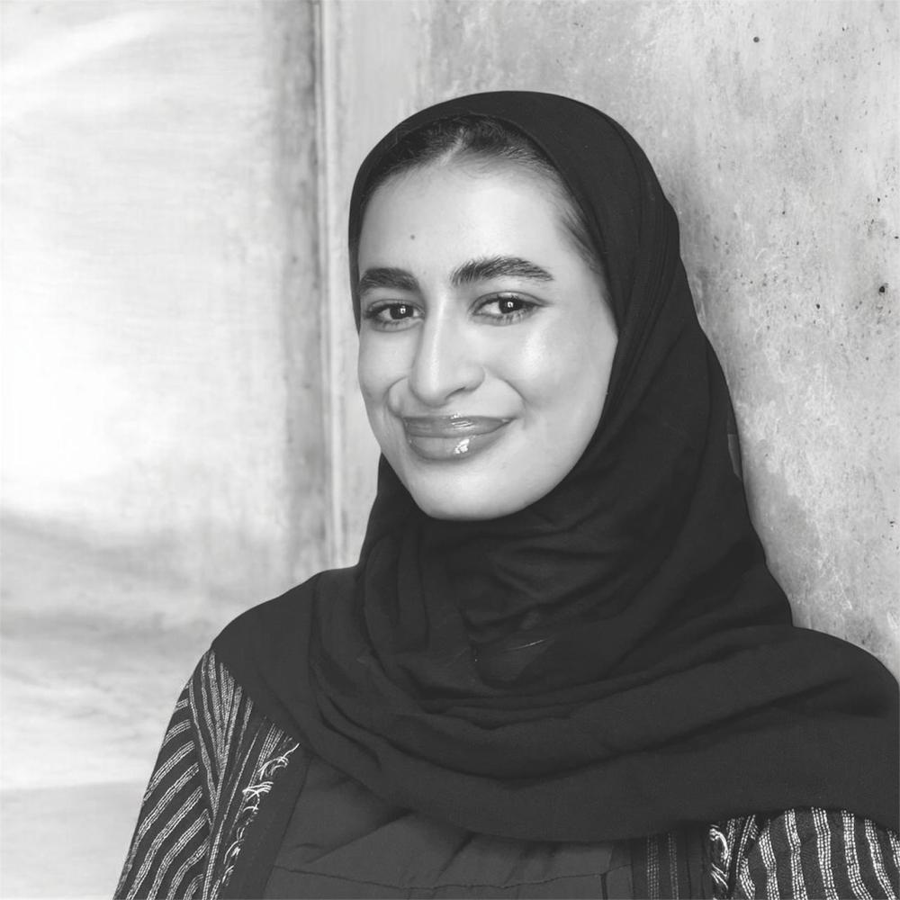 خاص لـ"هي": ​​المستشارة الفنية سارة البيز تختار 10 أعمال لا تفوت في معرض “بدايات”