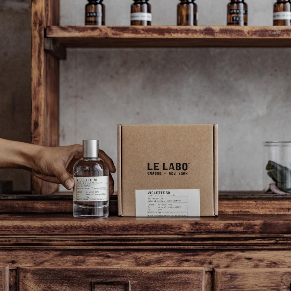 VIOLETTE 30 قصيدة عطرية تحتفي بالتناقض والجمال المستتر