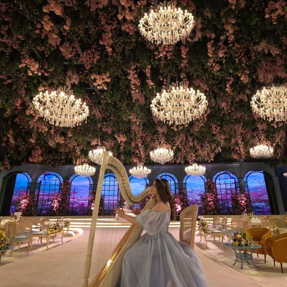 الورود تتدلى من السقف من brillianceweddings