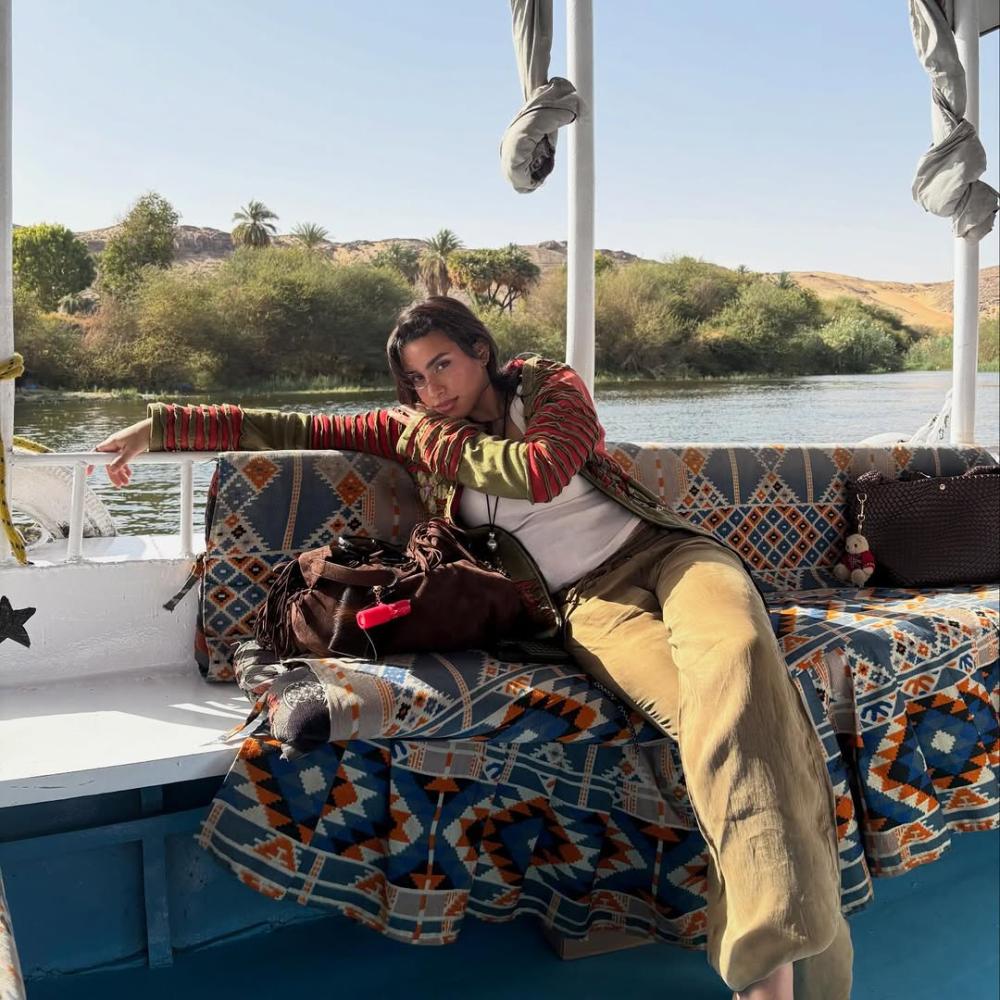 ليلى الدوى تشارك دليل الأناقة البسيطة أثناء السفر بلمسات عفوية ومدروسة