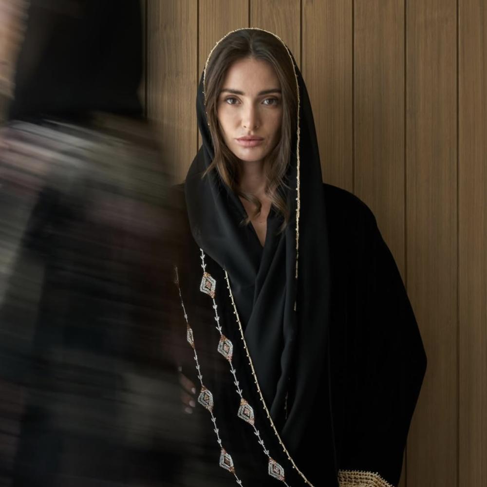 "هي" تختار: العباءة بين الأمس واليوم... 5 تحولات تقودها التصاميم السعودية