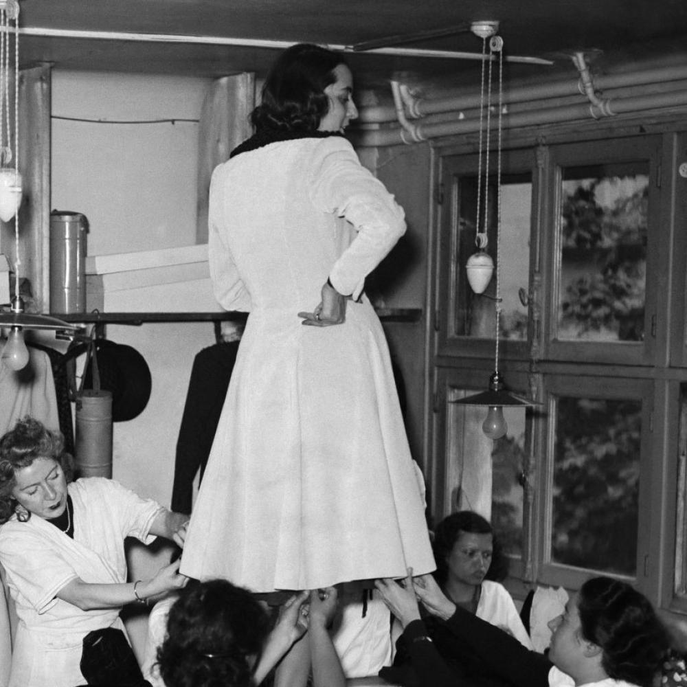 جميعنا نتبع صيحات الموضة.. لكن كيف ظهر هذا المفهوم لأول مرة في التاريخ؟ 