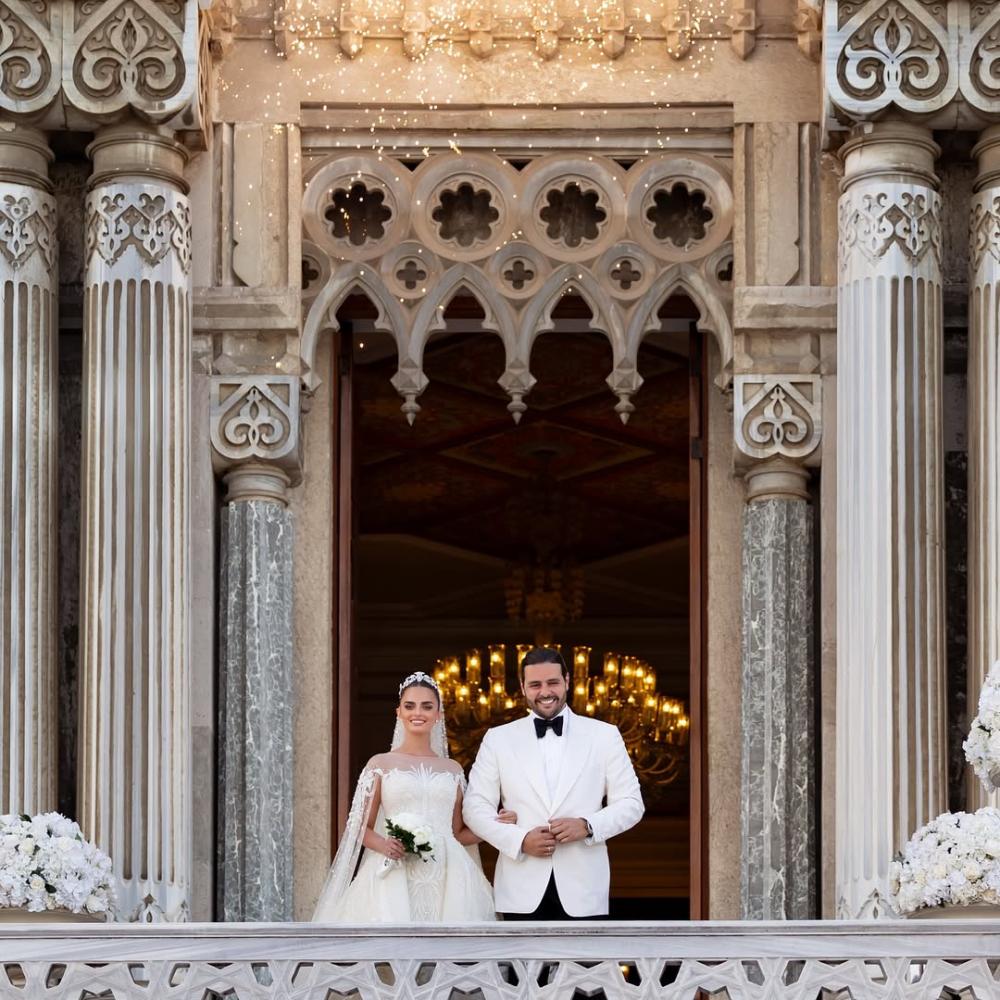 إطلالة كيناز حكيم وعريسها من الشرفة تستحضر إطلالة الثنائيات الملكية