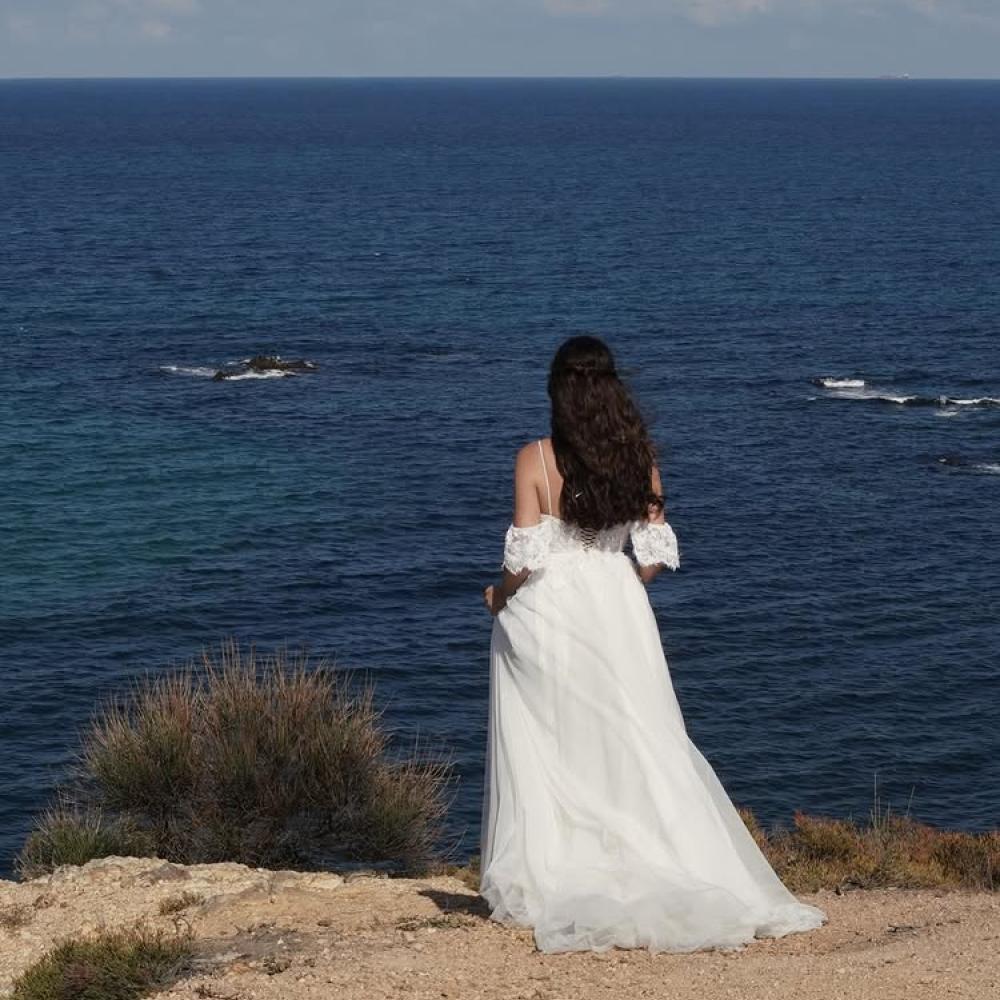 كارمن بصيبص بتسريحة الشعر المفرود باطلالتها العرائسية