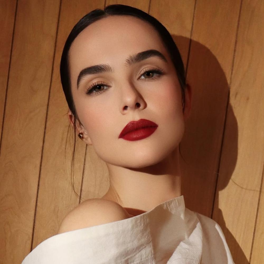 ألوان أحمر الشفاه الكرزية مع المكياج البني بأسلوب Zoey Deutch