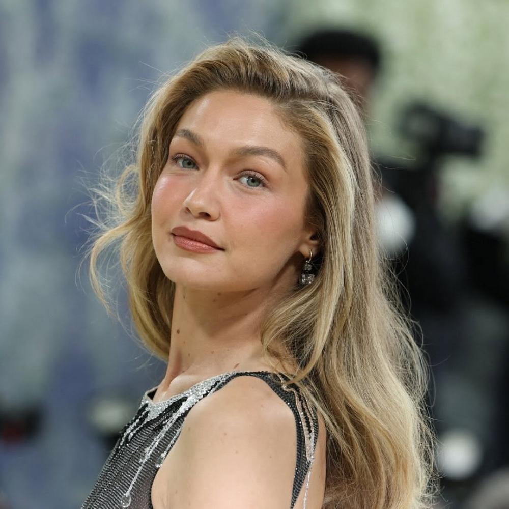 سر مكياج جيجي حديد المتوهّج في 2026 Met Gala.. الصيحة التي اعتمدها Patrick Ta 