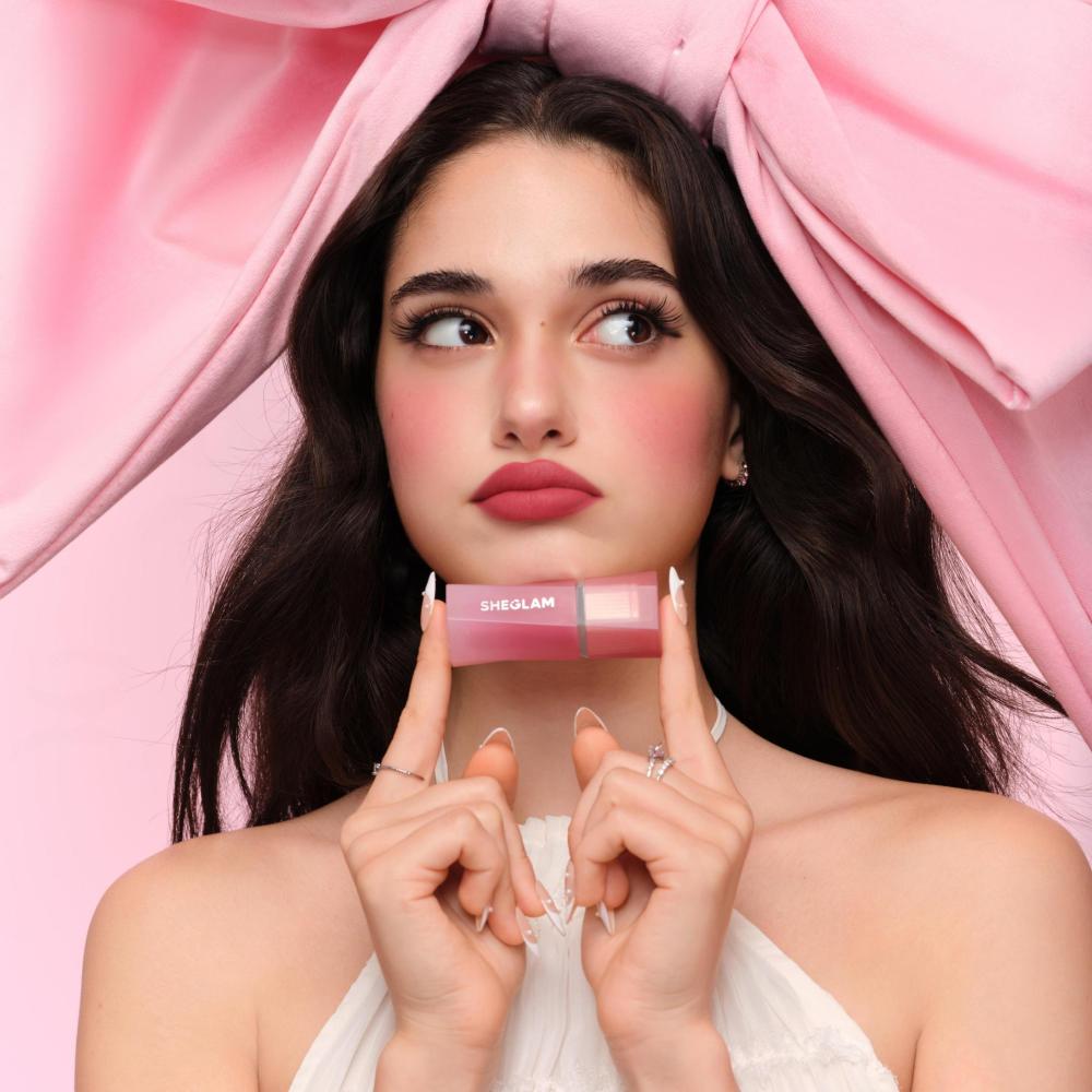 توهج أيقوني بلمسة أكثر نعومة وسلاسة وتعدداً في الاستخدام مع بلاش Air Plush Lip & Cheek Cream من علامة SHEGLAM