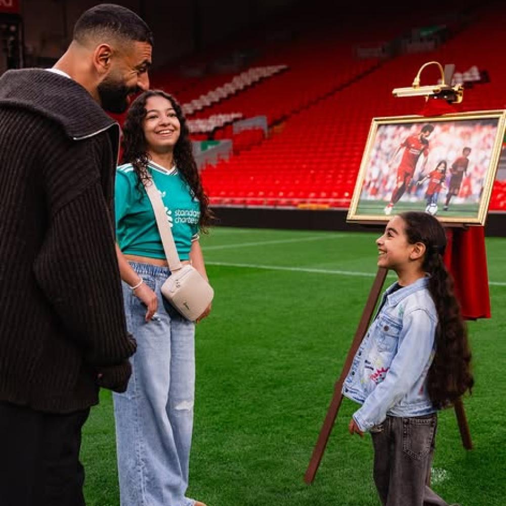 محمد صلاح مع ابنتيه في ملعب آنفيلد