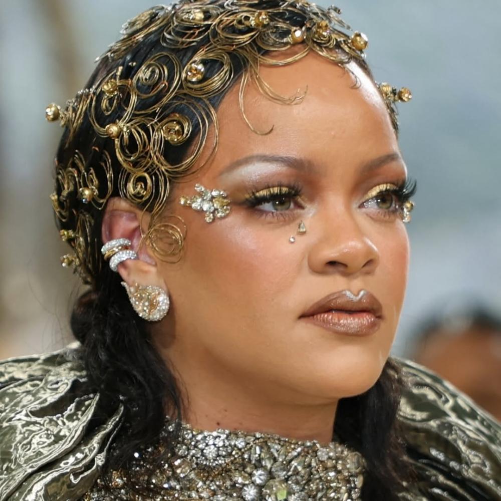 كواليس تسريحة Rihanna في Met Gala 2026.