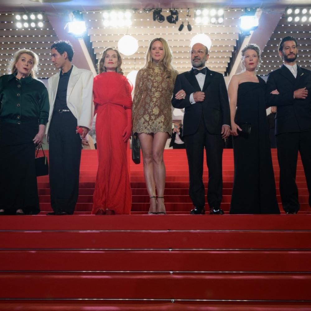 أصغر فرهادي ونجوم فيلم "قصص متوازية" في مهرجان كان السينمائي