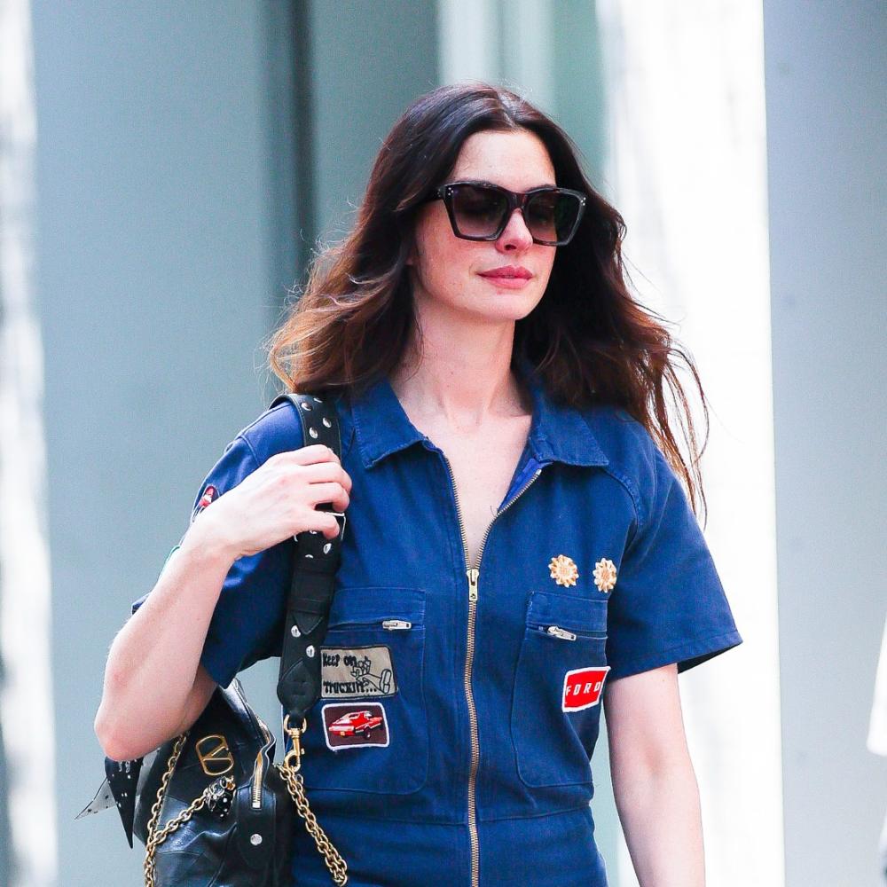 Anne Hathaway تحمل حقيبة Valentino Garavani Panthea