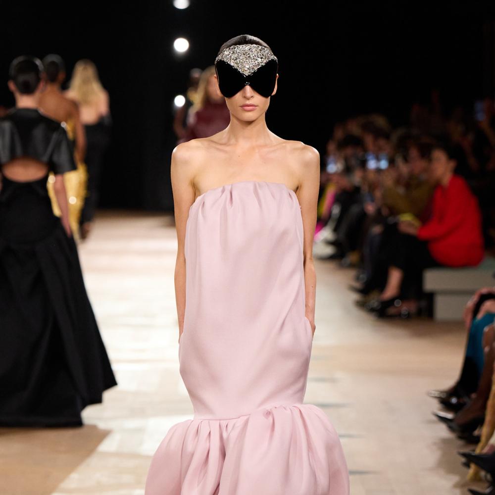  فساتين من فن النحت المعماري من Balenciaga