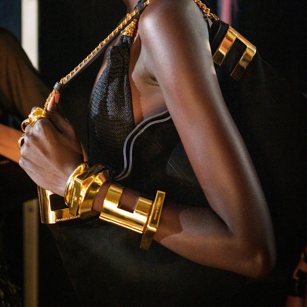 إكسسوارات ذهبية ضخمة من Elisabetta Franchi 