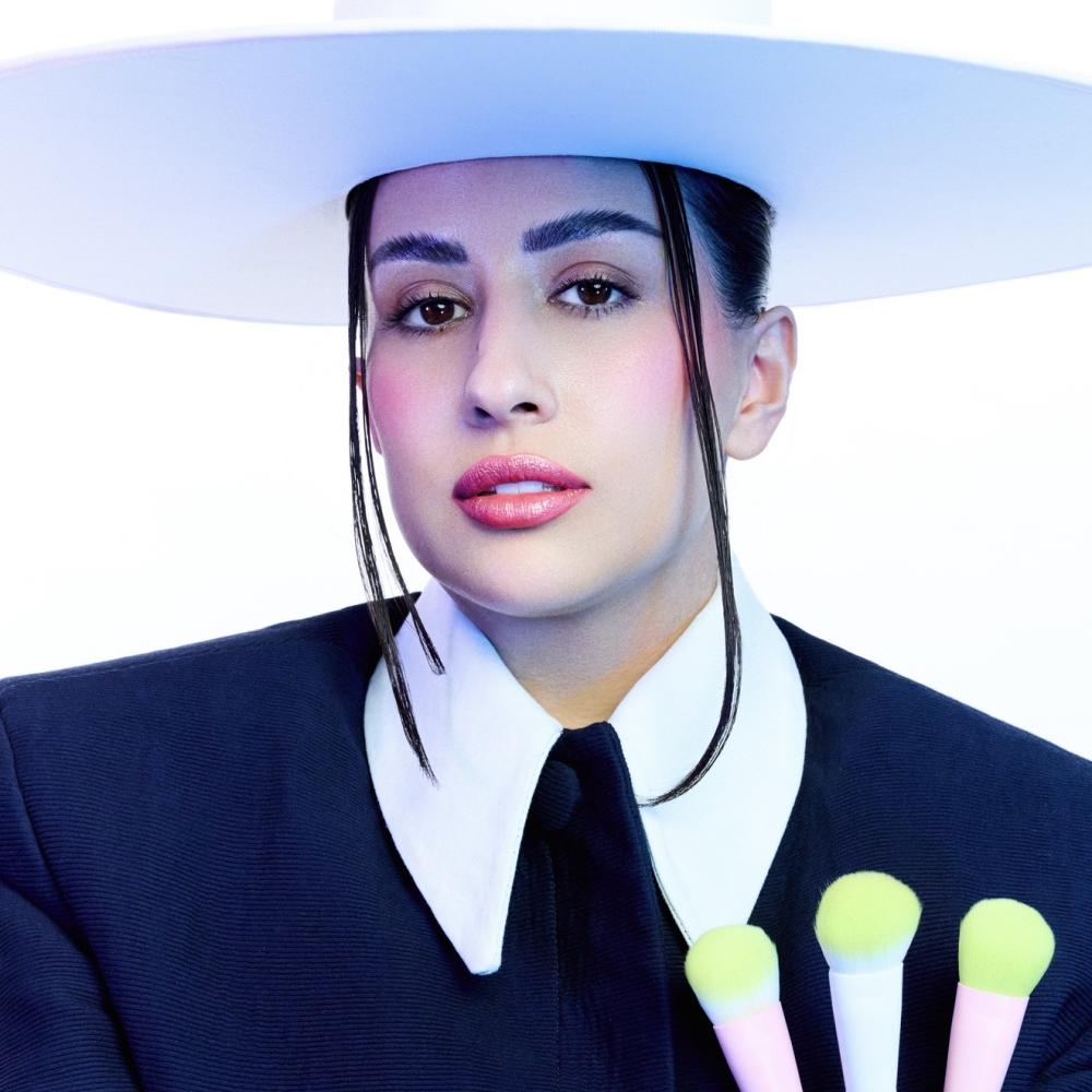 فرح الهادي تطلق علامة جمال خاصة بها FARAH COSMETICS