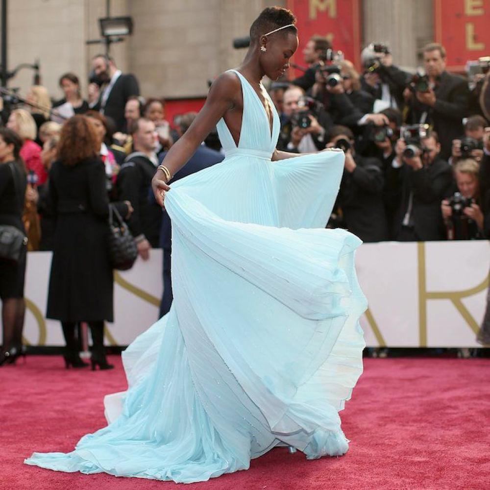 Lupita Nyong'o‏ بفستان أزرق من ‏Prada