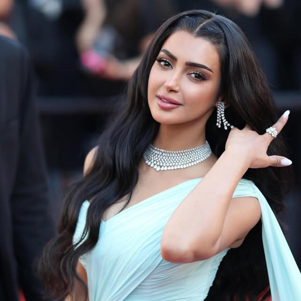 صيحات جمالية لصيف 2026 مستوحاة من النجمات السعوديات.. مكياج ناعم وتسريحات فخمة