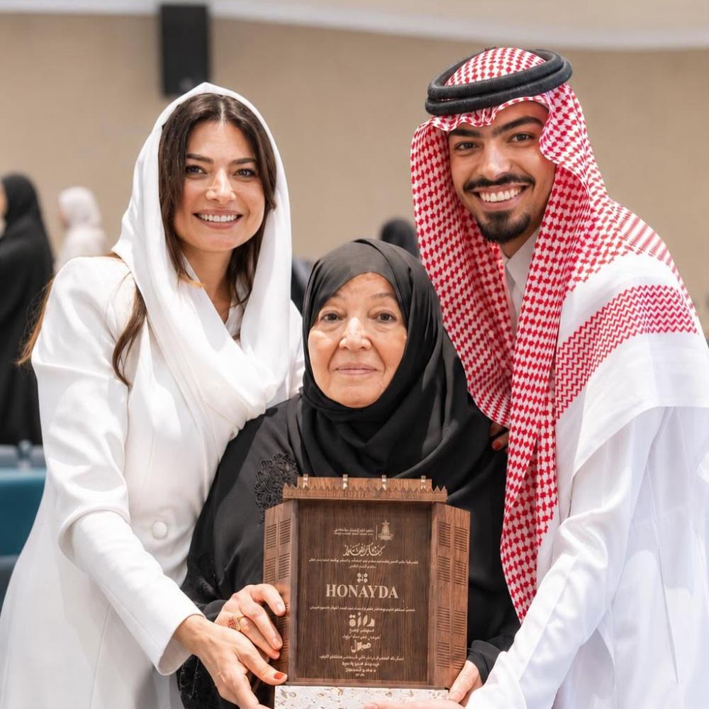 هنيدة صيرفي مع والدتها السيدة زهرة قطان وابنها حسن