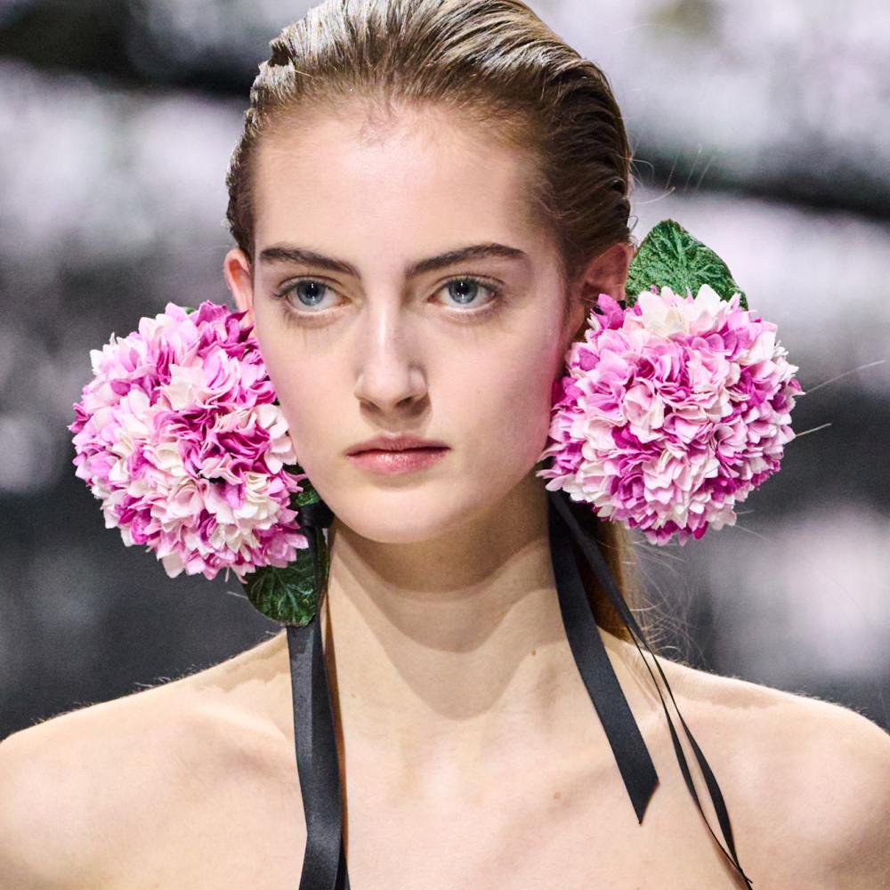 عارضة دار Christian Dior