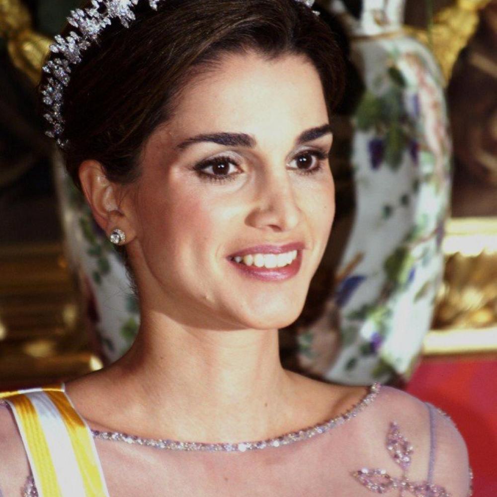 الملكة رانيا بتاج Queen Alia’s Cartier Tiara في حفل تتويج الملك عبد الله الثاني