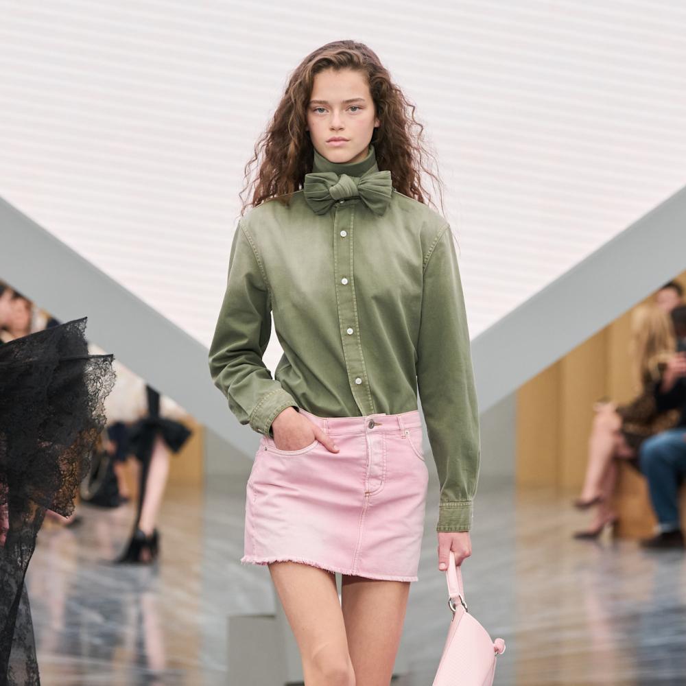 تنسيق التنورة القصيرة من Christian Dior