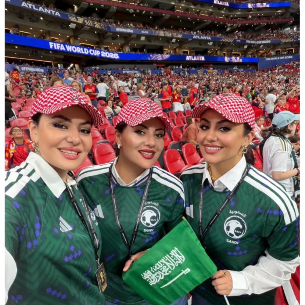 المشاهير يدعمون المنتخب السعودي