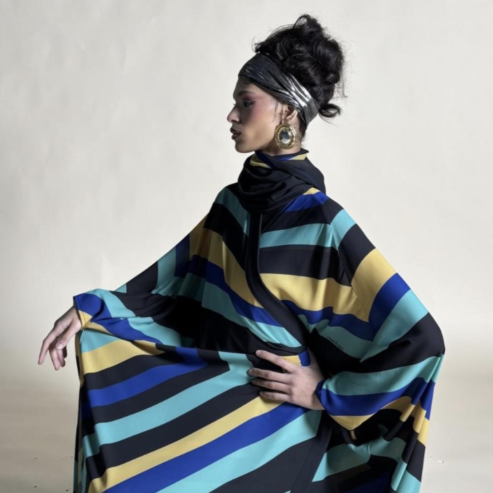 هي تختار: 8 علامات قدمت العباءات المخططة بأسلوبها الخاص