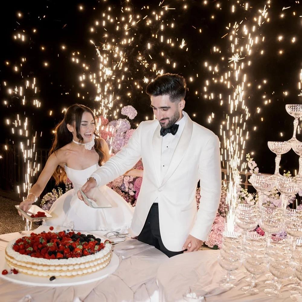 فرحة العروسين عند تقطيع الكايك_ الصورة من Jaxon James Couture Bridal@