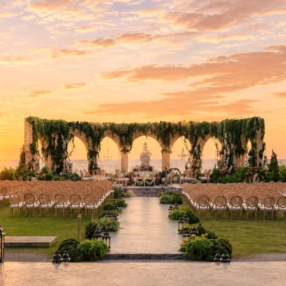 زينة الأقواس على قلعة تاريخية – الصورة من صفحة InterContinental Bali Resort