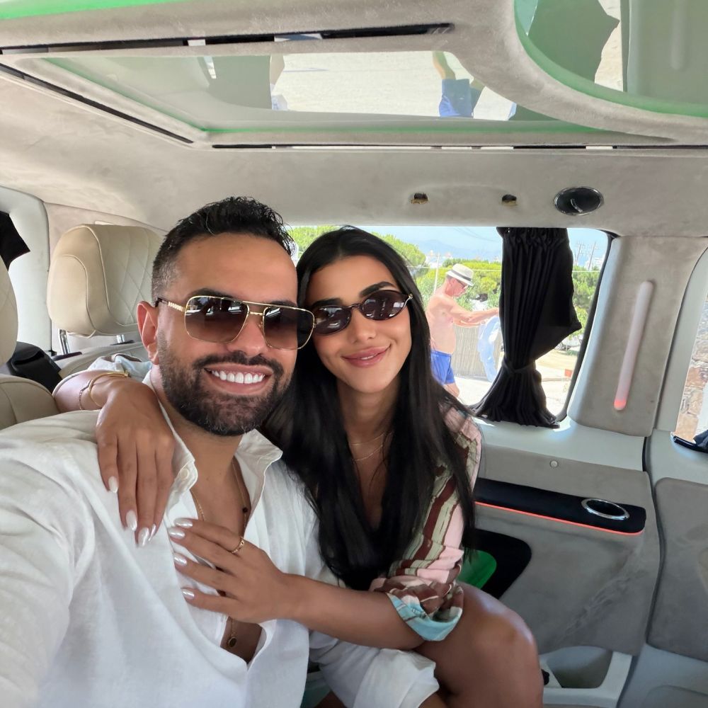 ريم سامي مع زوجها في اليونان